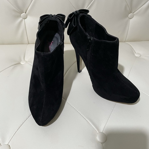 Black suede bowtie ankle boots sz5.5 and free gift - Picture 4 of 5